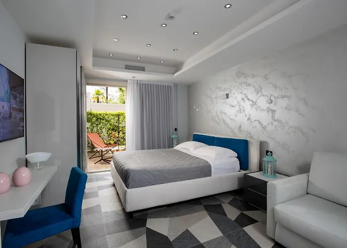 Elegance Aparthotel 4*